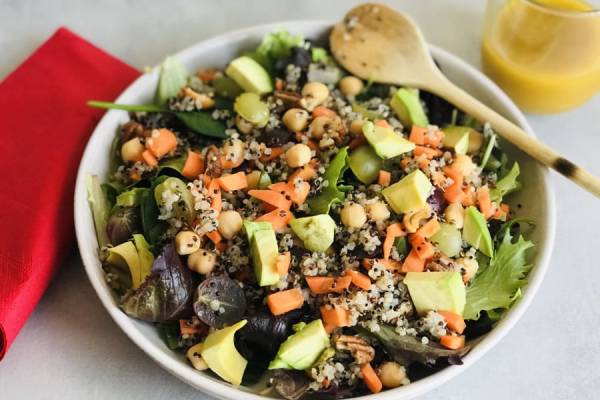 Ensalada de quinoa con garbanzos y verduras asadas