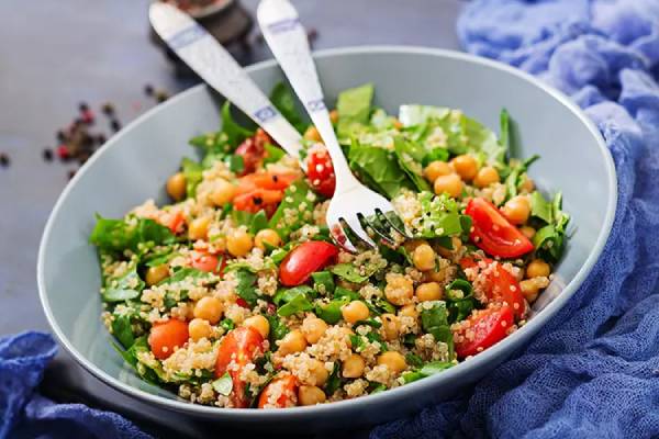 Ensalada de quinoa con garbanzos y verduras asadas