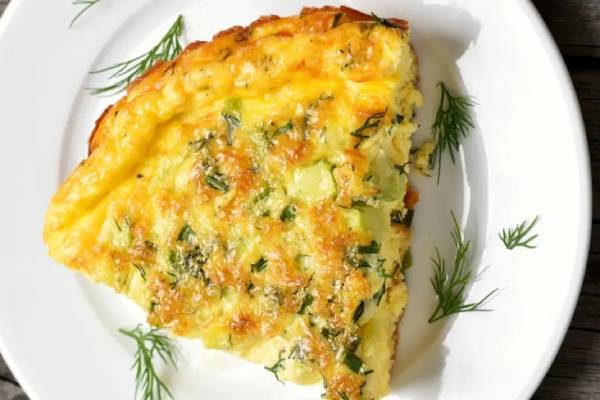 Tortilla de calabacín, queso feta y tomate