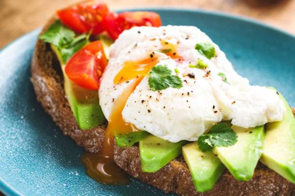 Tostadas de batata con aguacate y huevo pochado