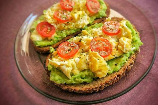 Tostadas de batata con aguacate y huevo pochado