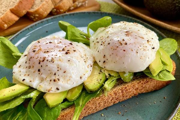 Tostadas de batata con aguacate y huevo pochado