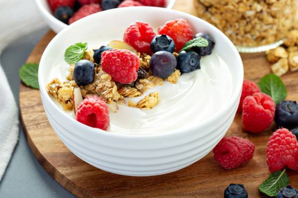 Yogur con granola casera y frutas