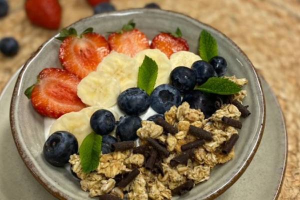 Yogur con granola casera y frutas