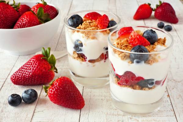 Yogur con granola casera y frutas